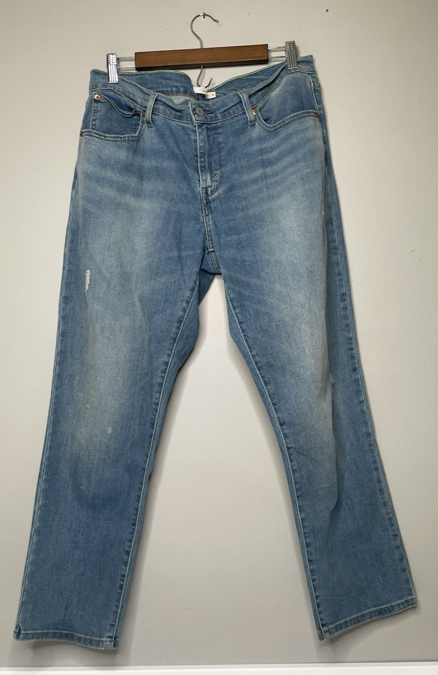 Levi’s Boyfriend Jeans Women’s Size 31 Light Wash Distressed Relaxed Denim